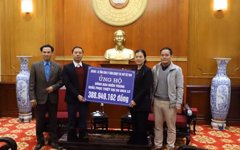 370 tỷ đồng ủng hộ nhân dân các tỉnh chịu thiệt hại do bão lũ.