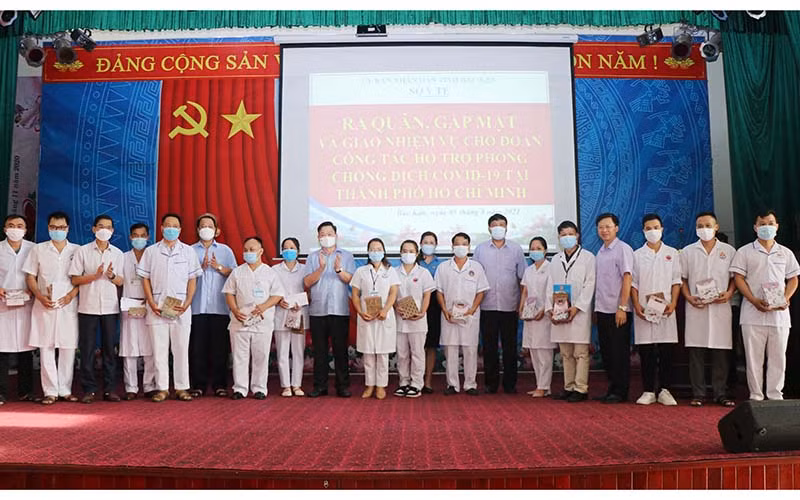 Lãnh đạo tỉnh Bắc Kạn tặng quà động viên các y, bác sĩ lên đường. 