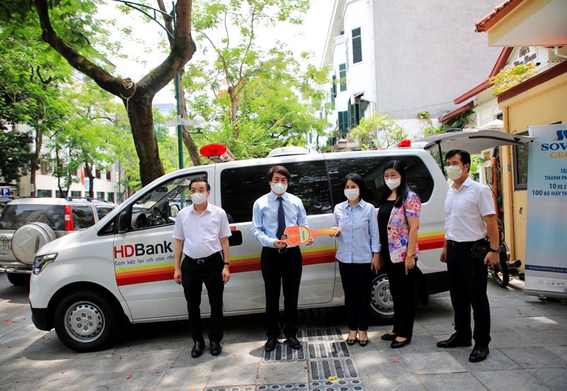 Lãnh đạo thành phố và nhà tài trợ bàn giao xe cứu thương cho Sở Y tế Hà Nội. Hà Nội tiếp nhận, chuyển giao thiết bị y tế trị giá hơn 100 tỷ đồng phục vụ chống dịch -0