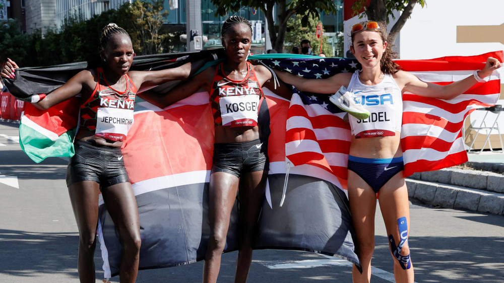 Kenya chiếm hai vị trí cao nhất trên bục huy chương nội dung marathon nữ. (Ảnh: Reuters) Kenya thống trị đường chạy marathon nữ -0