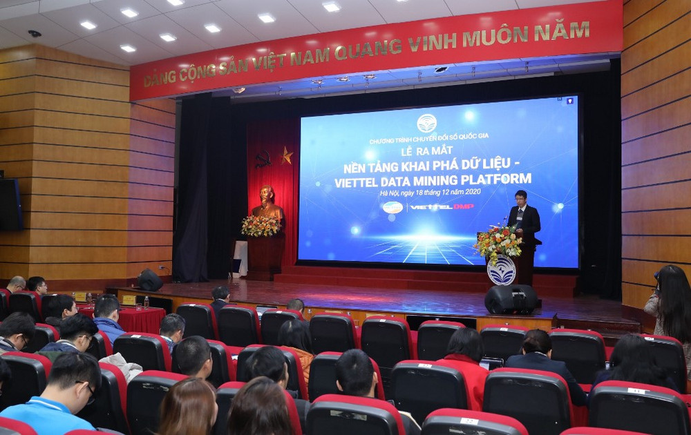 Ông Đặng Đức Thảo, Phó giám đốc Trung tâm Không gian mạng Viettel giới thiệu nền tảng Make in Vietnam. Ra mắt nền tảng khai phá dữ liệu đầu tiên của người Việt -0