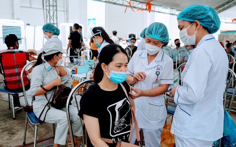 Hải Phòng đang tập trung đôn đốc để thực hiện mục tiêu đạt độ bao phủ tiêm vaccine mũi 1 trong tháng 12.