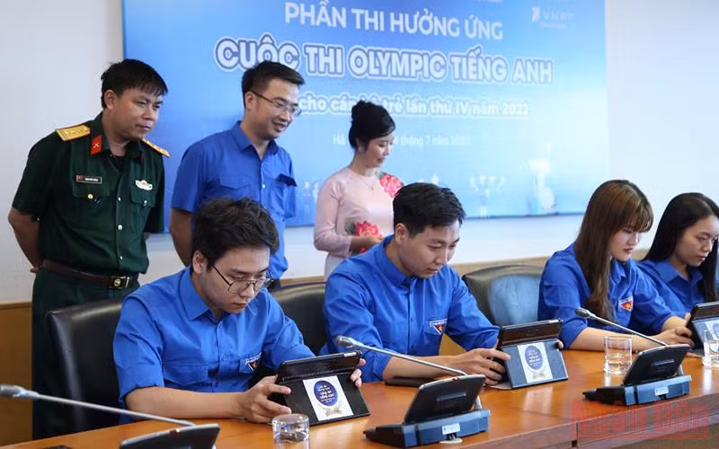 Các thí sinh tham gia thi hưởng ứng tại buổi lễ.