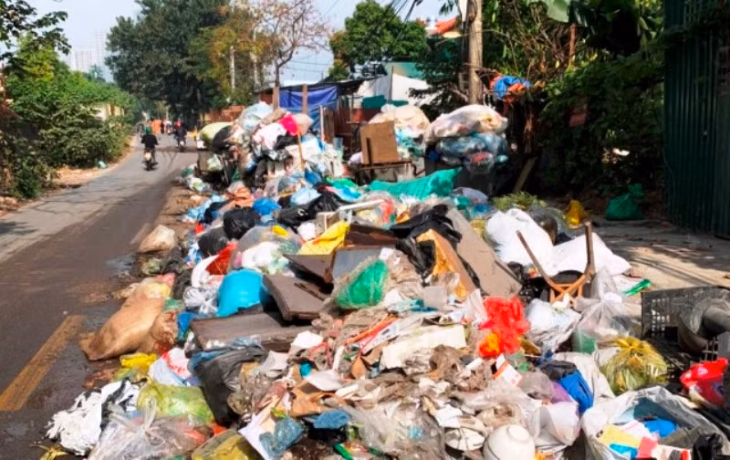 Rác thải tồn đọng tại địa bàn quận Nam Từ Liêm. (Ảnh: VÂN NHI)