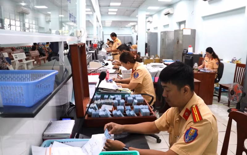 Lực lượng chiến sĩ giải quyết hồ sơ tại Tổ Đăng ký xe số 282  Nơ Trang Long, quận Bình Thạnh.