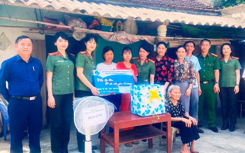 Công an Thanh Hóa trợ giúp trẻ có hoàn cảnh khó khăn ở xã Tân Thọ, huyện Nông Cống.