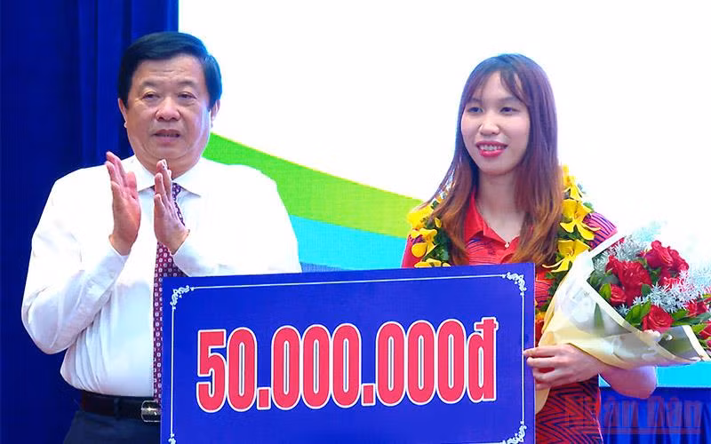 Bí thư Tỉnh ủy Vĩnh Long Bùi Văn Nghiêm trao thưởng cho vận động viên đạt Huy chương Vàng.