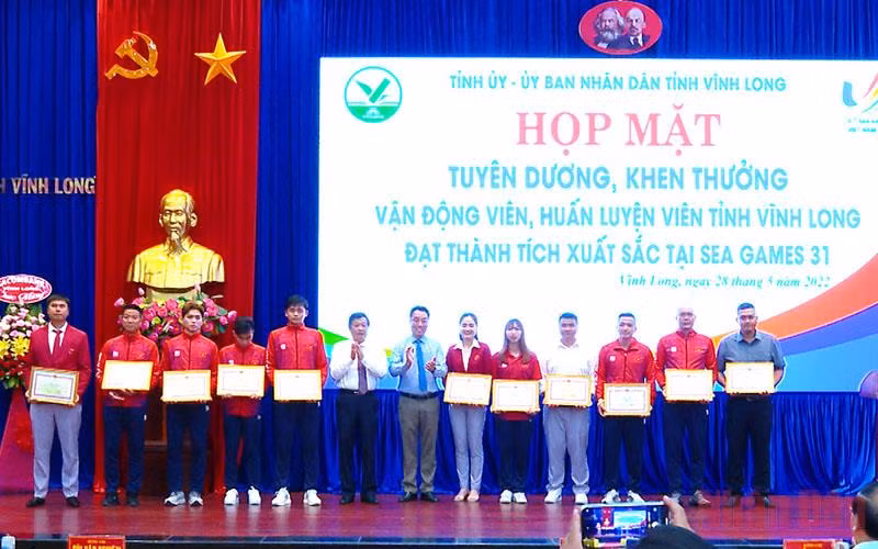 Vĩnh Long khen thưởng đoàn thể thao đạt thành tích cao tại Sea Games 31 -0