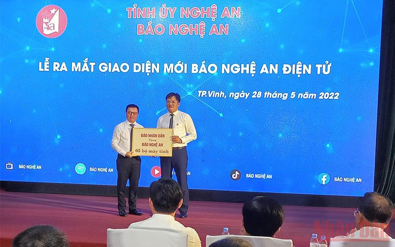 Tổng Biên tập Báo Nhân Dân Lê Quốc Minh tặng báo Nghệ An 5 bộ máy tính. Báo Nghệ An điện tử ra mắt giao diện mới -0