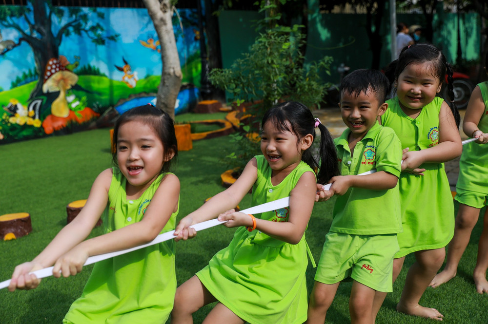 Việc uống sữa mỗi ngày khi đến lớp góp phần giúp các em có thêm năng lượng để học tập, tham gia vào các hoạt động vui chơi, thể dục thể thao của trường lớp sôi nổi hơn, góp phần phát triển thể trạng một cách toàn diện. Nhân rộng niềm vui mang tên Sữa học đường -2