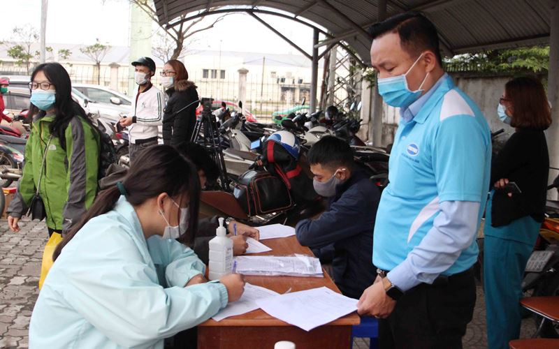 Khai báo y tế trước khi lên xe.