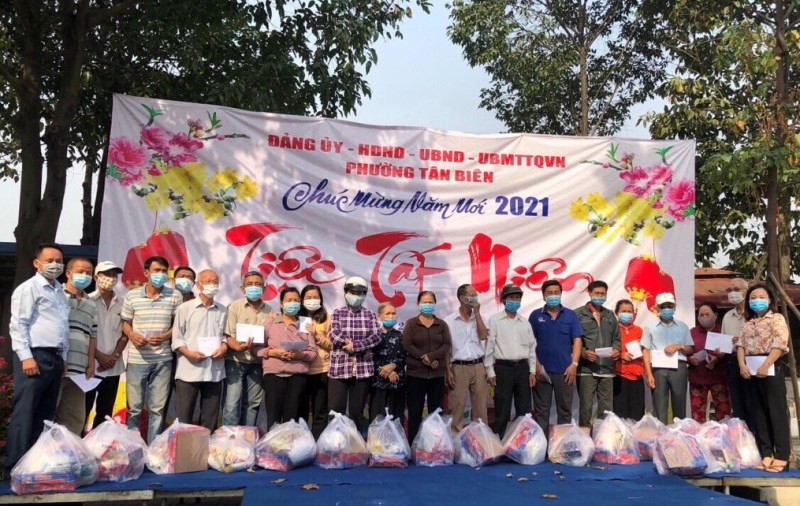 Đại diện Tổng công ty Tín Nghĩa trao quà Tết cho gia đình chính sách tại phường Tân Biên, TP Biên Hòa. Chung tay chăm lo Tết cho người nghèo ở Đồng Nai -0