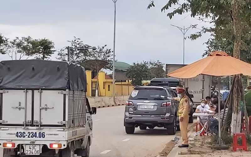 Chốt kiểm dịch tại đường Hoàng Văn Thái chiều nay, 6-2.