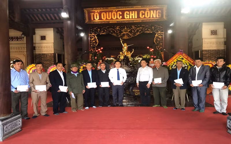 Báo Nhân Dân tặng quà Tết gia đình chính sách, hộ nghèo ở Nghệ An và Hà Tĩnh