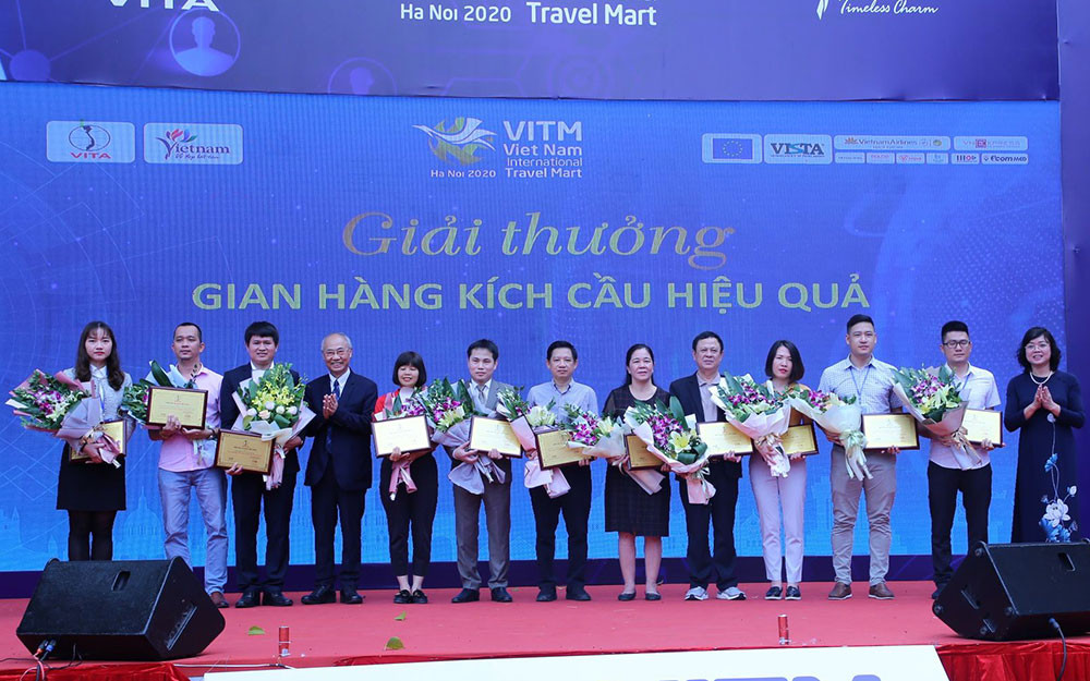 Trao kỷ niệm chương cho 11 gian hàng kích cầu hiệu quả.