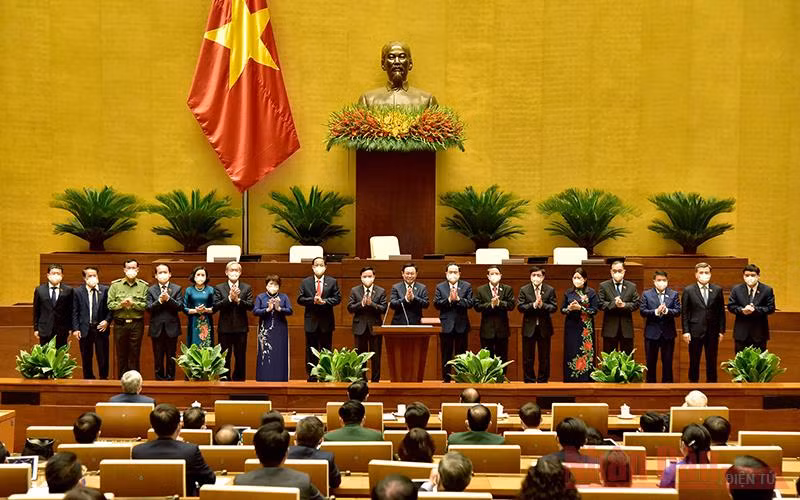 Các đồng chí Ủy viên Ủy ban Thường vụ Quốc hội khóa XV ra mắt. Ảnh: Lâm Hiển