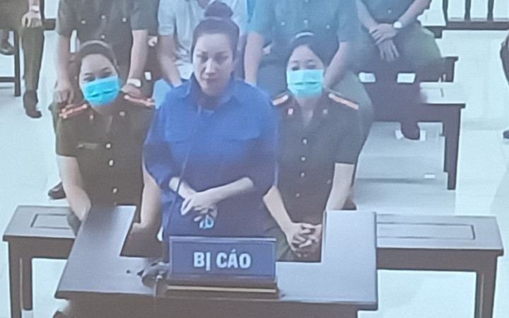 Bị cáo Nguyễn Thị Dương (vợ Đường “Nhuệ”) tại phiên tòa. (Ảnh chụp qua màn hình) Vợ chồng Đường “Nhuệ” bị xét xử tội “Cố ý gây thương tích” -0