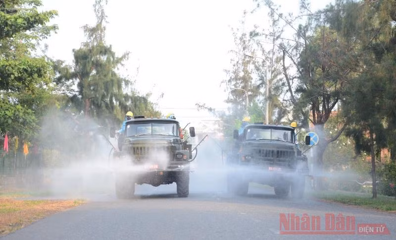 Phun khử khuẩn hơn 80.000m2 khu vực KCN An Đồn.