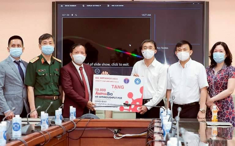 Bộ Y tế tiếp nhận 10.000 bộ kit xét nghiệm Covid-19