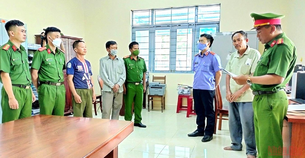 Cơ quan cảnh sát điều tra tống đạt các quyết định khởi tố bị can và bắt giam các đối tượng để điều tra về tội “Hủy hoại rừng”.