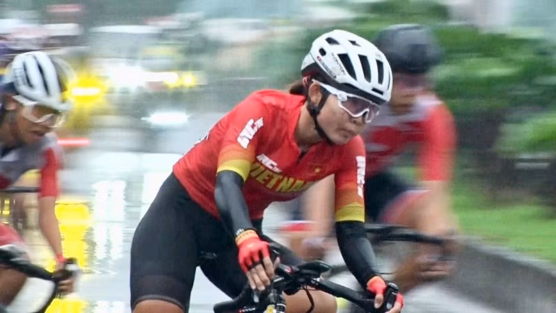 Nữ VĐV Việt Nam xuất sắc dẫn đầu đoàn đua giành Huy chương vàng; Ảnh: NGUYỄN TUẤN.