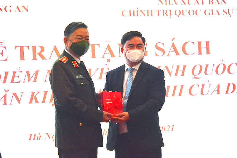 PGS, TS Phạm Minh Tuấn trao tặng cuốn sách cho Bộ trưởng Công an Tô Lâm. Giới thiệu cuốn sách về an ninh quốc gia do Bộ trưởng Công an Tô Lâm chủ biên -0