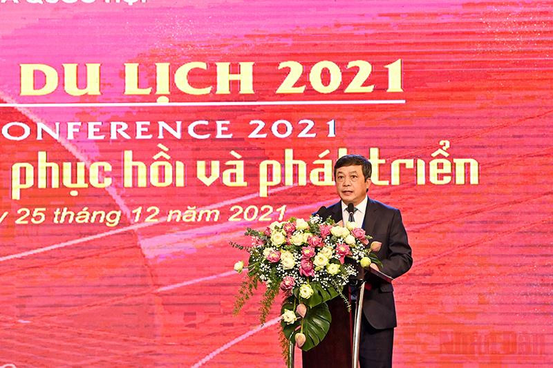 Thứ trưởng Văn Hóa, Thể thao và Du lịch Đoàn Văn Việt trình bày tham luận “Định hướng giải pháp phục hồi, phát triển du lịch”. (Ảnh: Duy Linh) Khai mạc Hội thảo “Du lịch Việt Nam - phục hồi và phát triển” -0