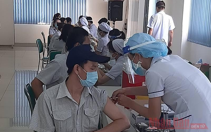 Tiêm vaccine cho Công nhân tại khu chế xuất Tân Thuận, quận 7, TP Hồ Chí Minh chiều 20-6. TP Hồ Chí Minh tiêm 5.000 mũi vaccine đầu tiên cho công nhân lao động -0