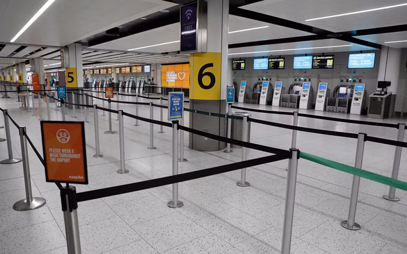 Sân bay Gatwick, Anh vắng bóng khách (Ảnh: REUTERS)