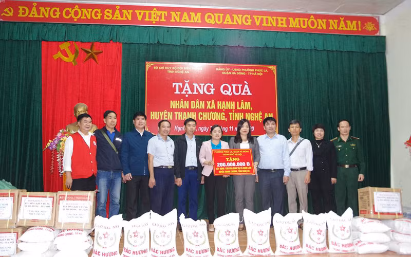 Đoàn tặng quà cho người dân xã Hạnh Lâm, huyện Thanh Chương