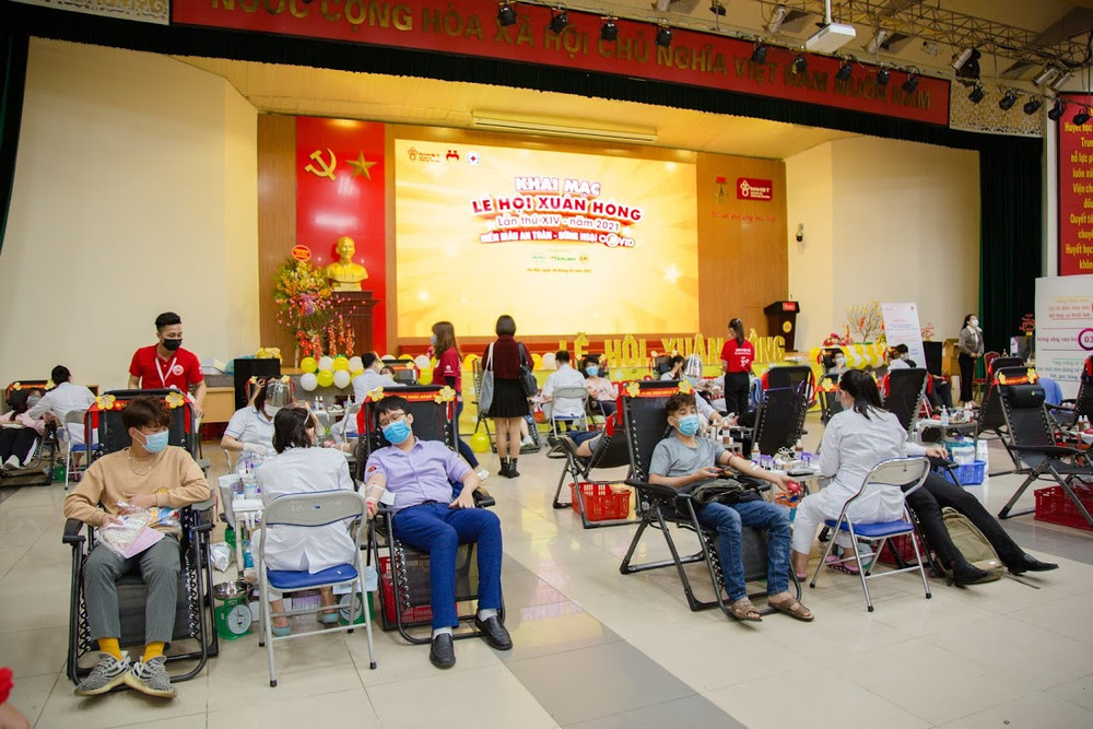 Rất đông bạn trẻ đến hiến máu tình nguyện. Niềm vui đầu xuân của Lễ hội Xuân hồng -0