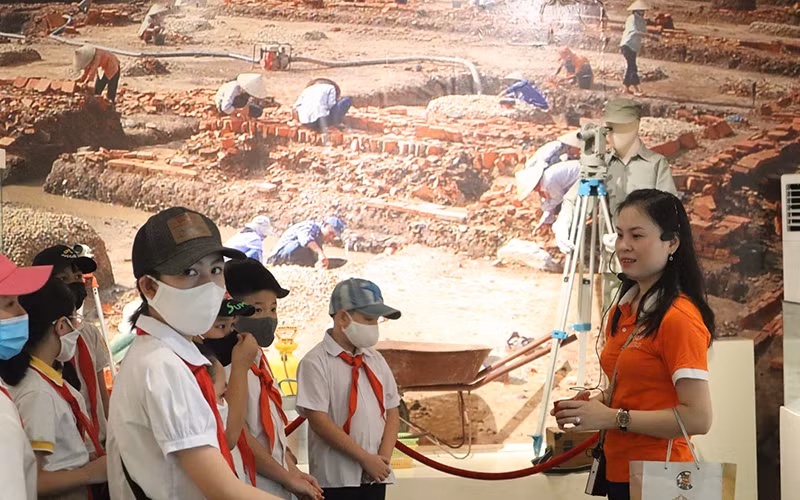 Học sinh Hà Nội tham gia hoạt động giáo dục di sản tại Hoàng thành Thăng Long.