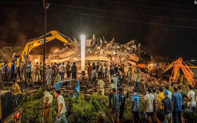 Sập nhà năm tầng tại Ấn Độ, nhiều người mắc kẹt -0