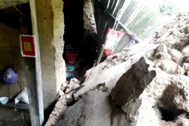 Bức tường dài khoảng 15m đổ sập khiến một người tử vong. Mưa lớn làm đổ tường khiến một người tử vong -0