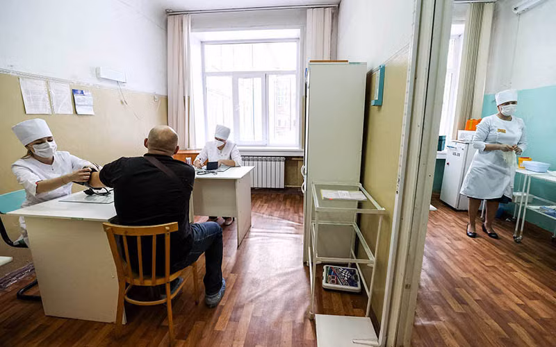 Người dân Nga đi khám bệnh. Ảnh: TASS