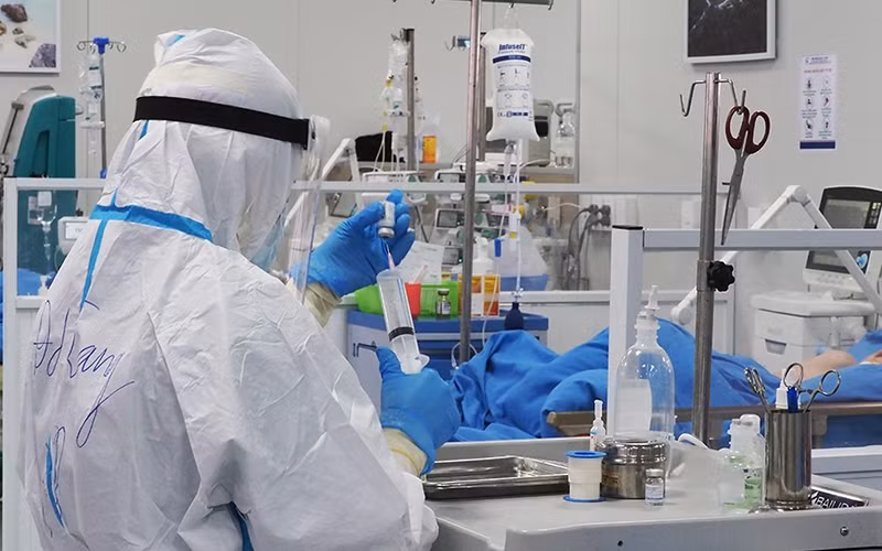 Chuẩn bị thuốc điều trị cho người bệnh nặng, nguy kịch tại Bệnh viện Ðiều trị người bệnh Covid-19. Ảnh: TUẤN ANH