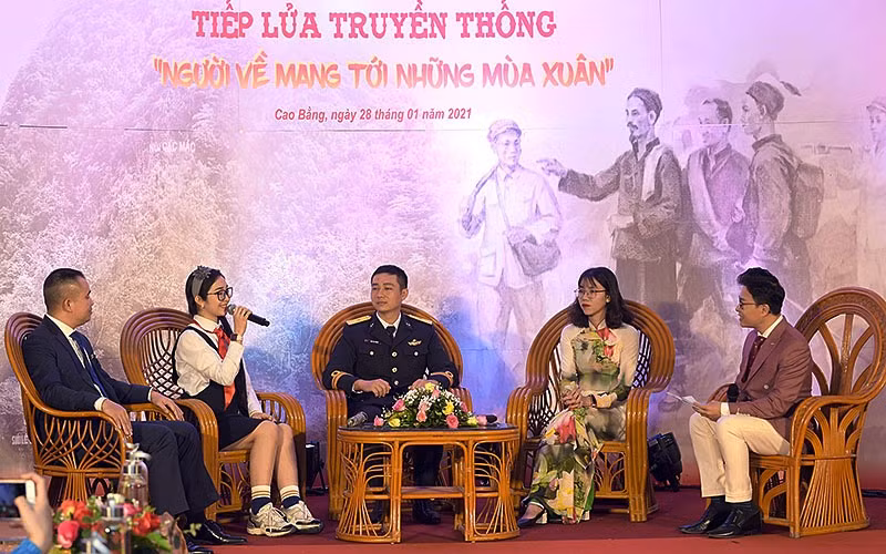 Các đại biểu giao lưu, trao đổi tại chương trình.