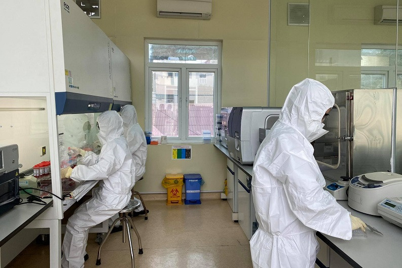 CDC Quảng Ninh đang gấp rút xét nghiệm cho các trường hợp liên quan. 