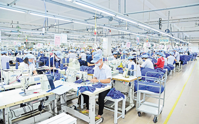 Sản xuất đồ may mặc tại Công ty cổ phần Dệt may 29/3 (TP Ðà Nẵng). (Ảnh: Hồng Anh)