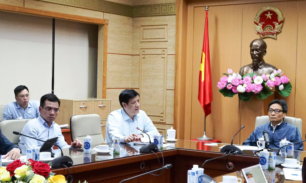 Bộ trưởng Nguyễn Thanh Long cho biết, Bộ Y tế đang triển khai các biện pháp cấp thiết để phòng, chống dịch tại hai địa phương này. Phát hiện hai ca lây nhiễm trong cộng đồng tại Quảng Ninh và Hải Dương -0