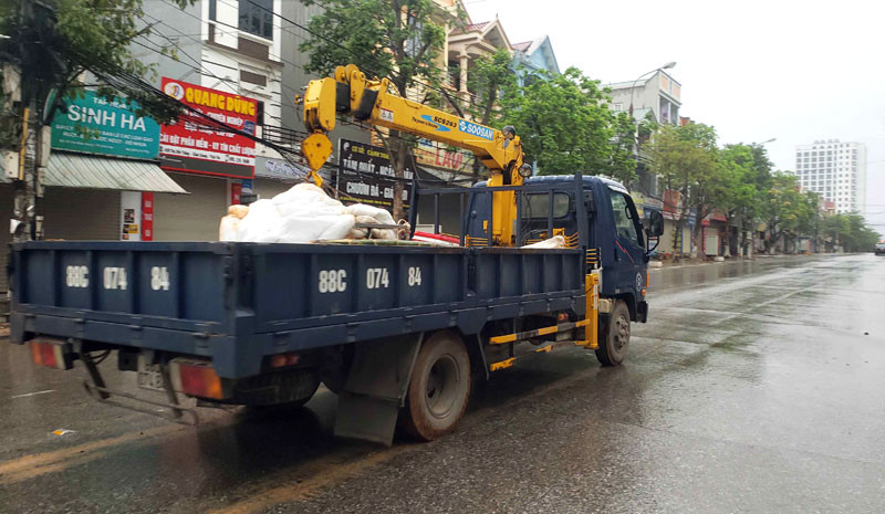 Chiếc xe chở quả bom đến nơi hủy nổ an toàn. Xử lý thành công quả bom tại TP Vĩnh Yên -0