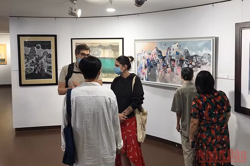 Nhiều du khách quốc tế đến xem tranh tại triển lãm.