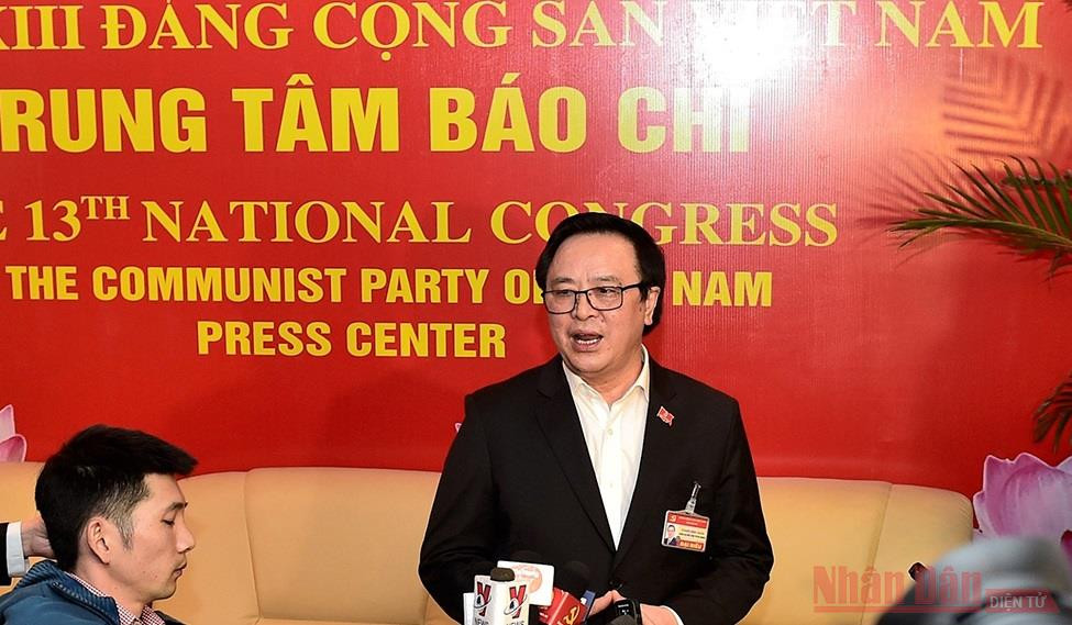 Đồng chí Hoàng Bình Quân, Trưởng Ban Đối ngoại T.Ư trả lời phỏng vấn báo chí bên lề Đại hội Đảng lần thứ XIII chiều 27-1. Ảnh: DUY LINH.