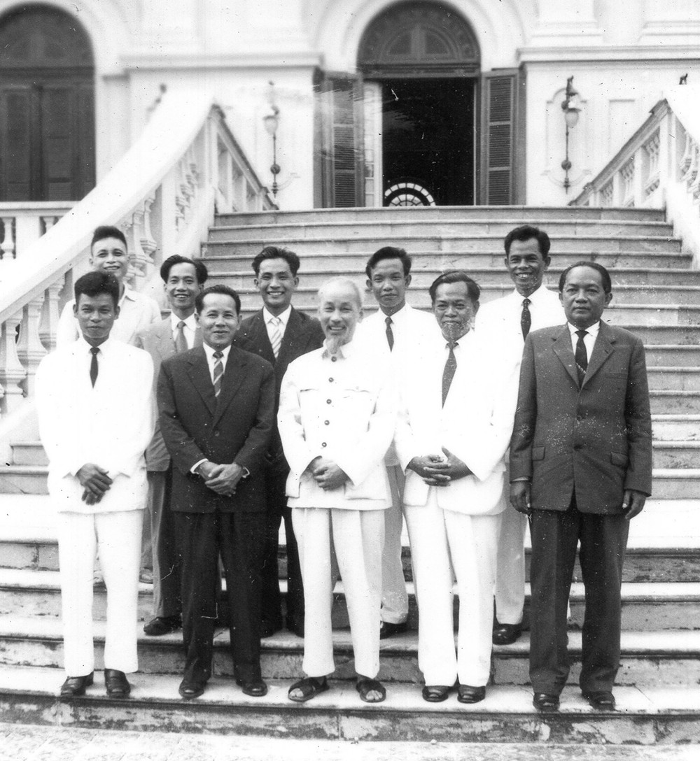 Chủ tịch Hồ Chí Minh và lãnh đạo Hội Những người viết báo Việt Nam (nay là Hội Nhà báo Việt Nam) tiếp Hội Nhà báo Khmer, năm 1958. (Nguồn: Bảo tàng Báo chí Việt Nam) Chủ tịch Hồ Chí Minh với người làm báo Việt Nam và bạn bè quốc tế -0