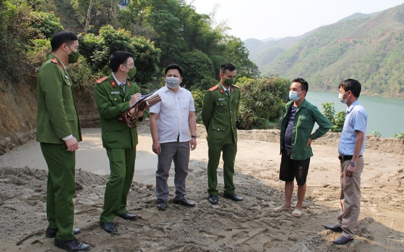 Lực lượng công an phối hợp xã Mường Khoa lập biên bản xử lý các bãi tập kết cát trái quy định. 3_2-1648445162631.jpg