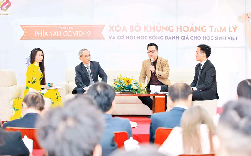 Khách mời trao đổi tại talkshow về cách xóa bỏ khủng hoảng tâm lý cho học sinh sau đại dịch Covid-19. 
