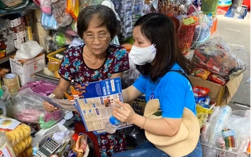 Truyền thông chính sách BHXH đến người lao động tự do tại tỉnh Khánh Hòa. (Ảnh TRUNG TÂM)