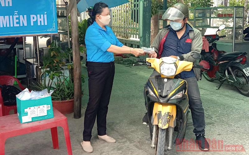 Các tình nguyện viên, cộng tác viên khóm ấp ở Cà Mau tham gia phát khẩu trang miễn phí, chung tay phòng dịch Covid-19.