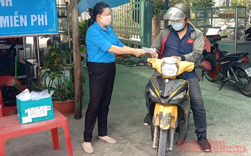 Các tình nguyện viên, cộng tác viên khóm ấp ở Cà Mau tham gia phát khẩu trang miễn phí, chung tay phòng dịch Covid-19.