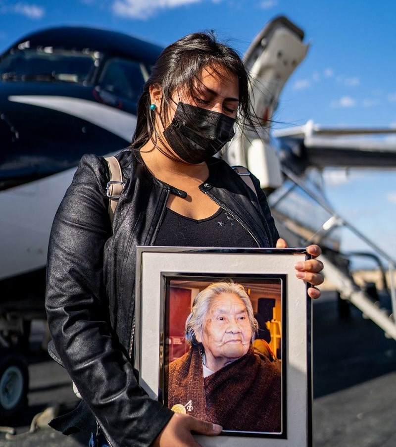 Người thân cầm di ảnh của cụ Cristina Calderon trong lễ tang tổ chức ngày 17/2/2022 tại Puerto Williams, Chile. (Ảnh: REUTERS) Ngôn ngữ cổ Yamana ở Chile thất truyền -0